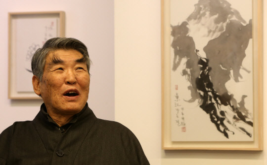 김지하 시인이 8일 향년 81세로 별세했다. 사진은 지난 2014년 10월 31일 서울 종로구 견운동 옥션단에서 열린 수묵산수전 '빈 산' 기자간담회를 하고 있는 모습. 연합뉴스